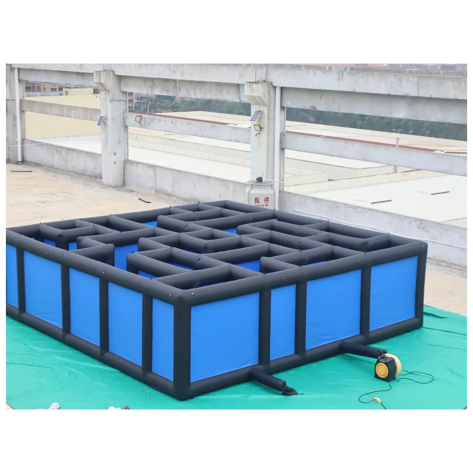 Mê cung bơm hơi lớn màu đen xa - đánh giá và giá Kids Outdoor Venues